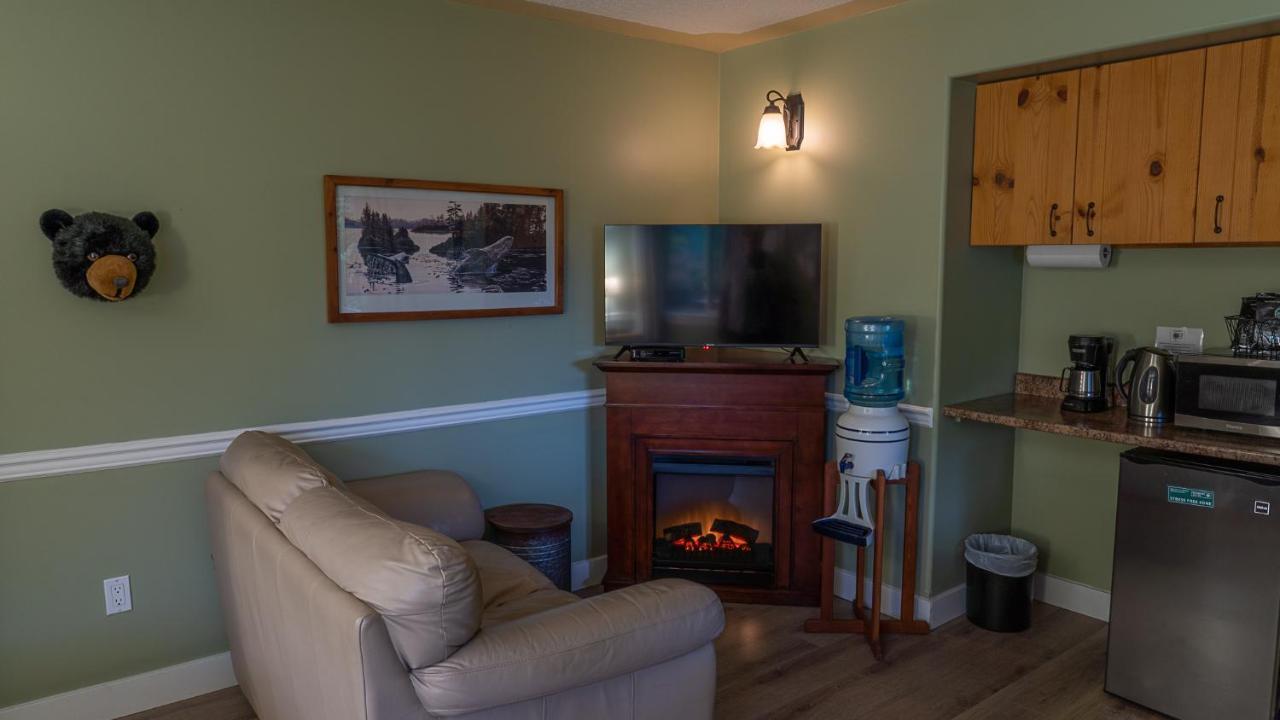 Wild Pacific Guest Suites ยูคลูเลต ภายนอก รูปภาพ